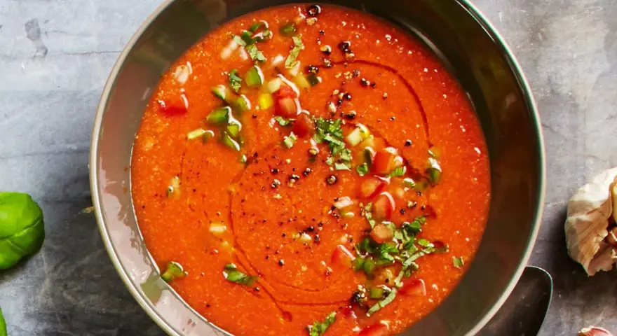 Erfrischender Gazpacho mit Tomaten, Gurken und Kräutern, perfekt für heiße Tage. Hier sind tolle Gazpacho Rezepte!