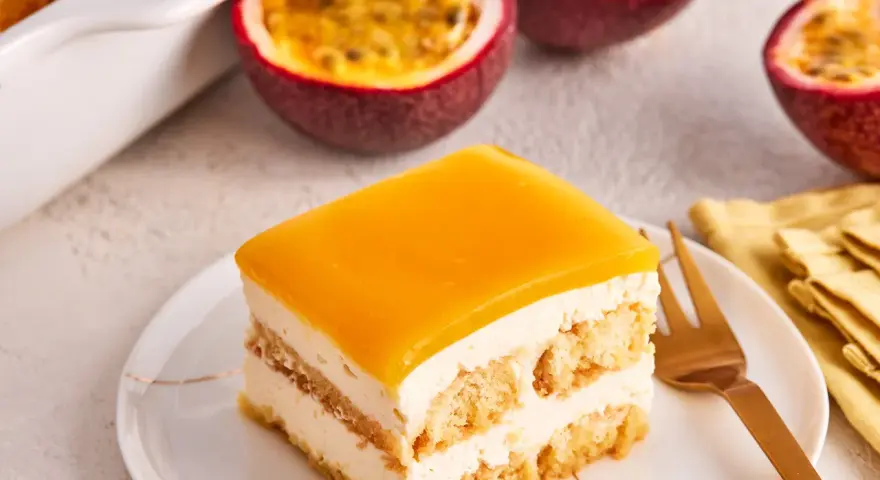 Ein Stück Solero Tiramisu mit Passionsfrucht-Gelee und Löffelbiskuits.