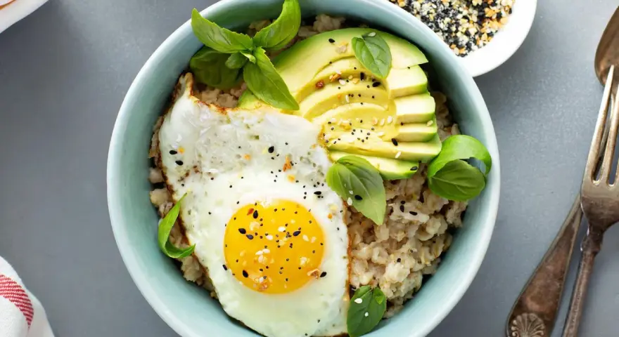 Herzhaftes Haferflocken-Rezept: cremige Haferflocken mit Spiegelei, Avocado und Basilikum. Ein tolles Frühstück!