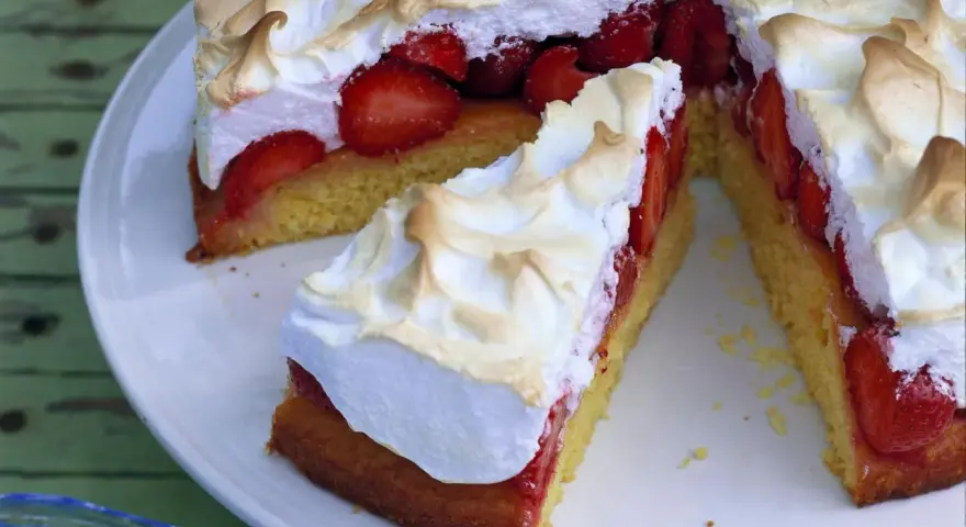 Saftige Erdbeeren unter luftiger Baiserhaube auf einem lockeren Boden. Diese Baiser Torte ist ein Genuss!