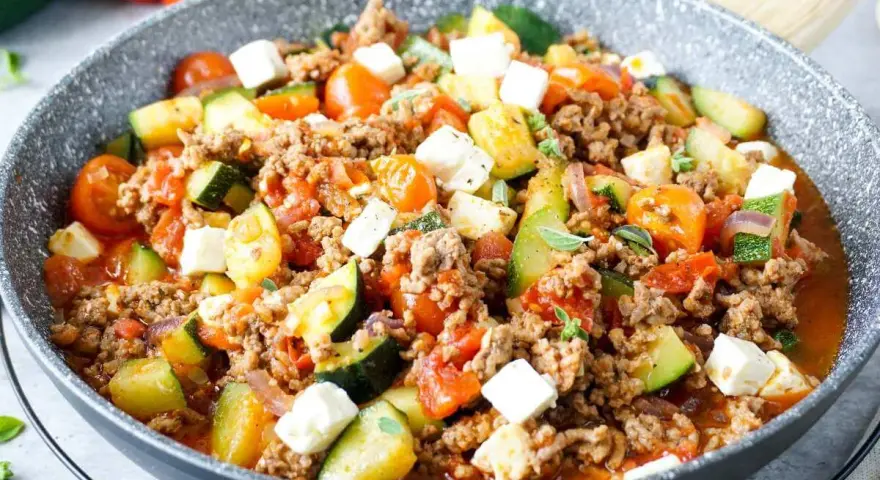 Herzhafte zucchini hackfleisch pfanne mit Tomaten und Feta.