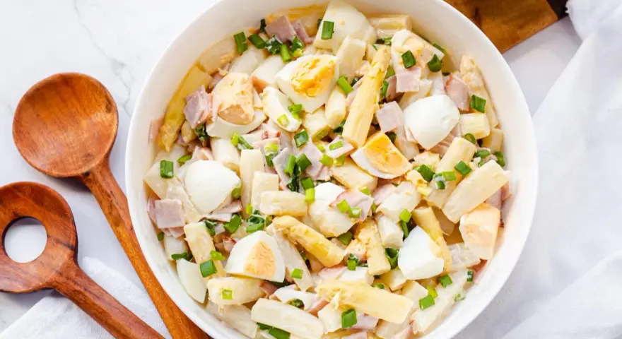 Omas Spargelsalat mit Ei und Schinken, garniert mit Schnittlauch. Ein Klassiker, der immer schmeckt!