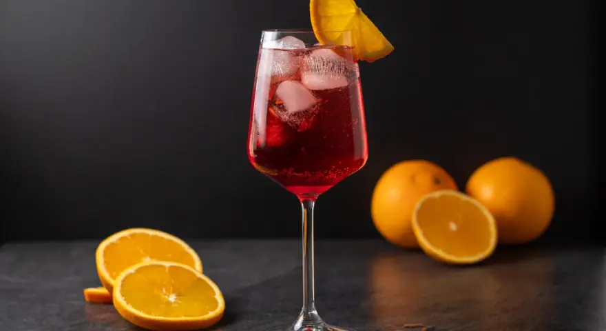 Ein erfrischender Gin-Drink mit Eis und Orangenscheiben, bereit zum Genießen.