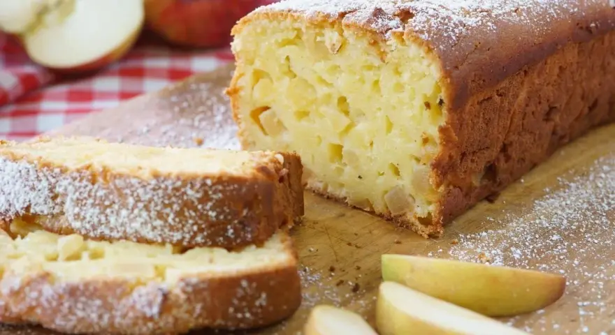 Saftiger Apfelkuchen, frisch gebacken und mit Puderzucker bestäubt. Ein köstliches Apfelkuchen Rezept für gemütliche Momente.