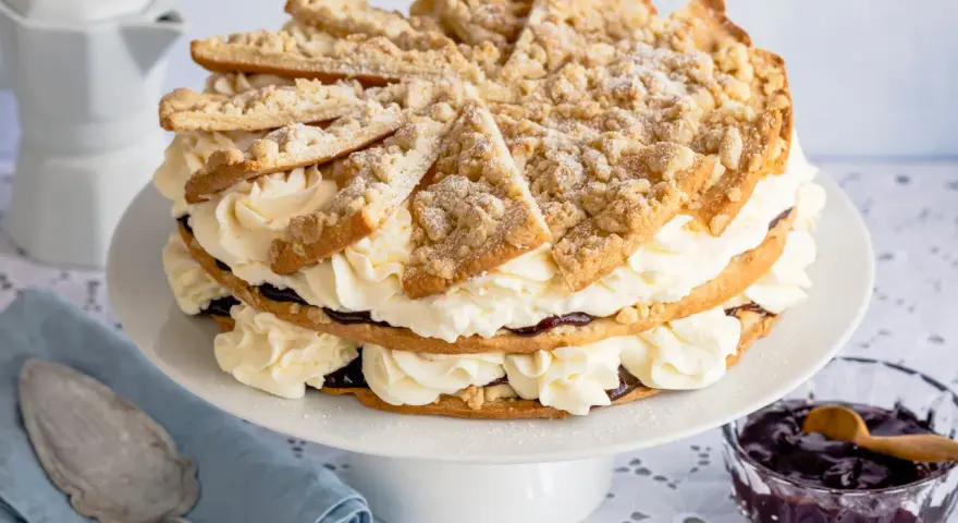 Eine üppige Friesentorte mit viel Sahne und Marmelade, perfekt für ein Friesentorte Rezept.