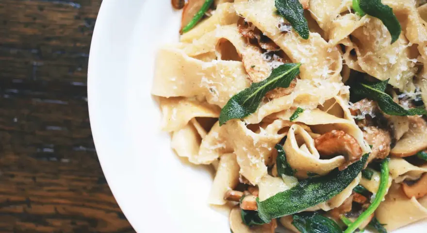 Breite Bandnudeln mit Pilzen, Salbei und Parmesan. Ein köstliches Gericht, das Lust auf mehr Salbei Rezepte macht.