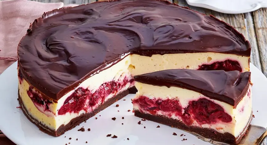 Schokoladen-Kirsch-Käsekuchen, ein Traum für alle, die beste Torten Rezepte lieben. Cremig, fruchtig und schokoladig.