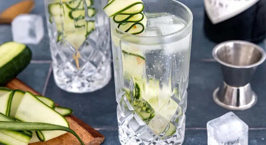 Erfrischender Hendrick's Gin Tonic mit Gurkenspiralen. Das perfekte Rezept für heiße Tage.