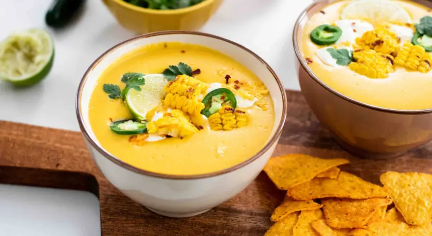 Cremige Mais-Suppe mit gegrilltem Mais, Jalapeños und Limette. Perfekt als schnelle Suppe mit Tortilla-Chips.