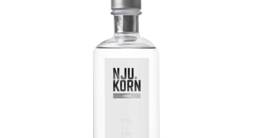 Flasche NJU KORN mild. Ein klarer Korn, der zum Genießen einlädt.