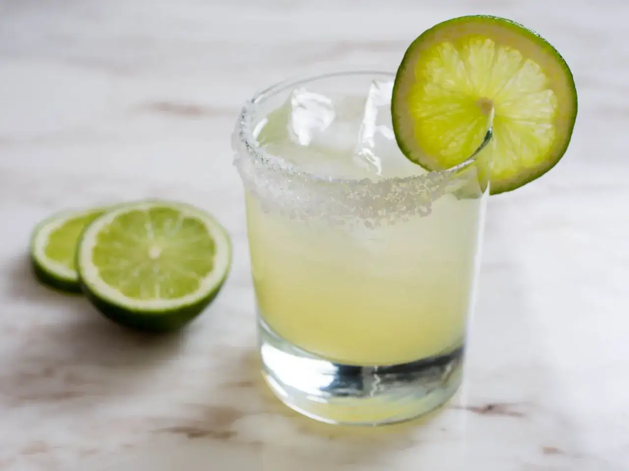 Erfrischender Margarita-Cocktail mit Salzrand und Limettenscheiben. Perfekt für ein Margarita Rezept.