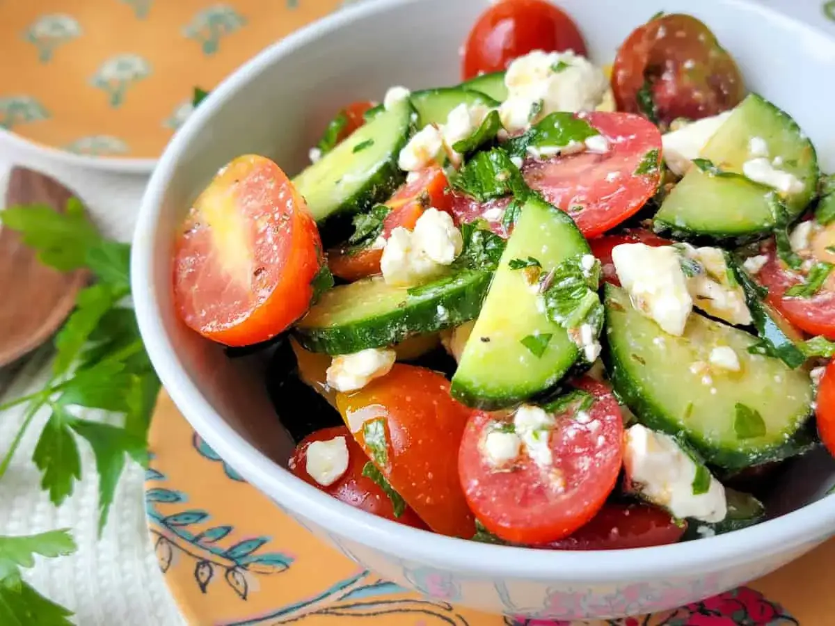 Frischer Tomaten-Gurken-Salat mit Feta, perfekt als leichtes salat zum grillen rezept.