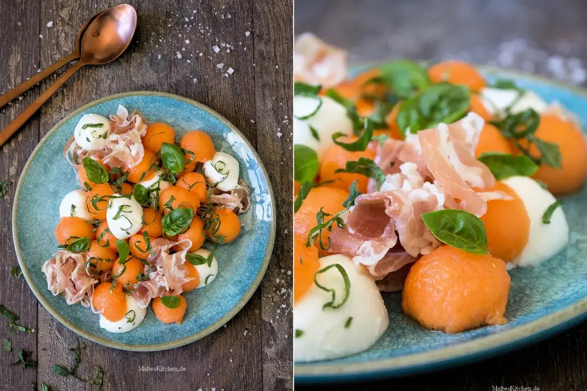 Erfrischender Melonensalat mit Mozzarella-Kugeln, Prosciutto und Basilikum auf einem blauen Teller.