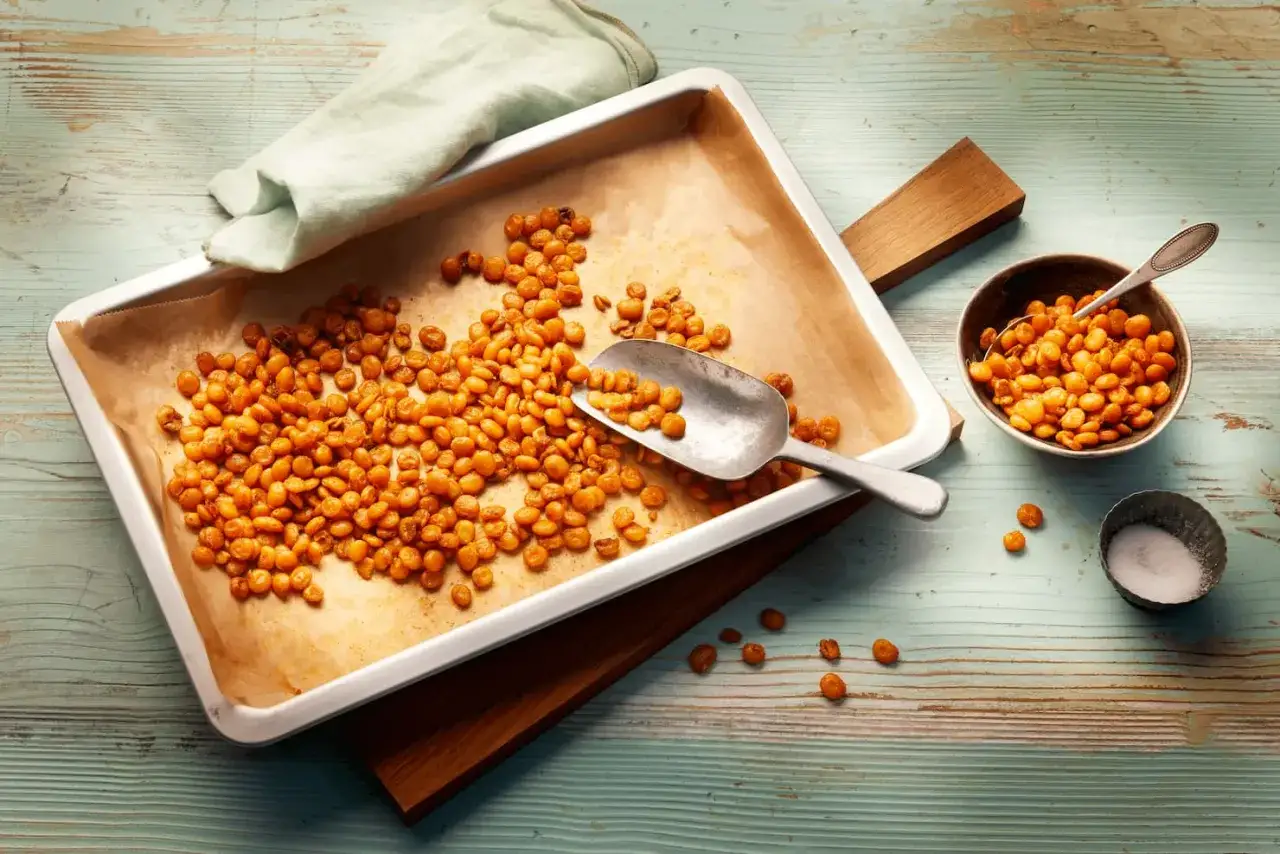 Ger&ouml;stete Lupinen auf einem Backblech, bereit zum Servieren. Entdecken Sie die gesunden Lupinen Inhaltsstoffe!