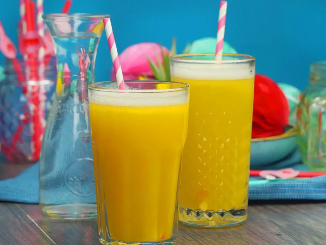 Zwei Gl&auml;ser mit erfrischendem Solero Cocktail, dekoriert mit rosa-wei&szlig;en Strohhalmen, stehen bereit f&uuml;r einen sonnigen Tag.