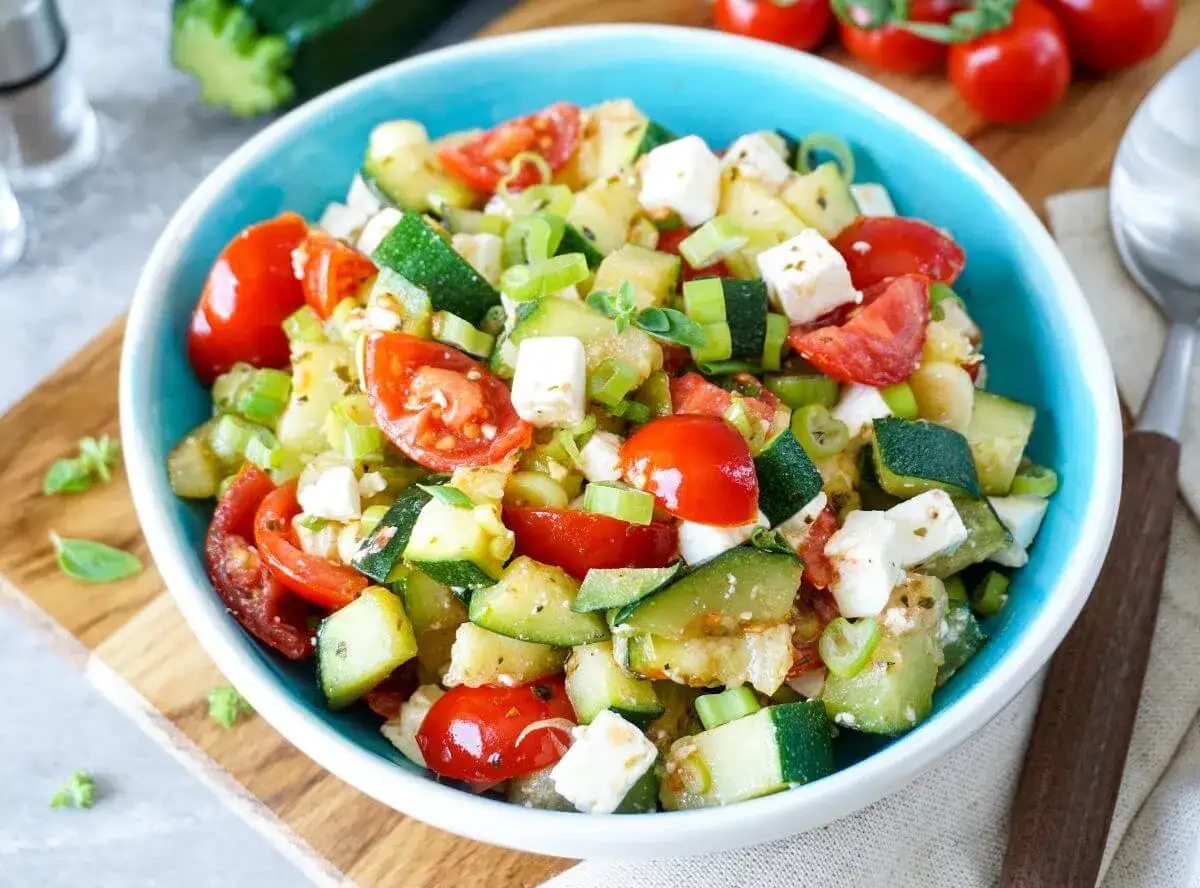 Frischer Zucchini Salat mit Tomaten und Feta, ein leichtes Rezept f&uuml;r hei&szlig;e Tage.