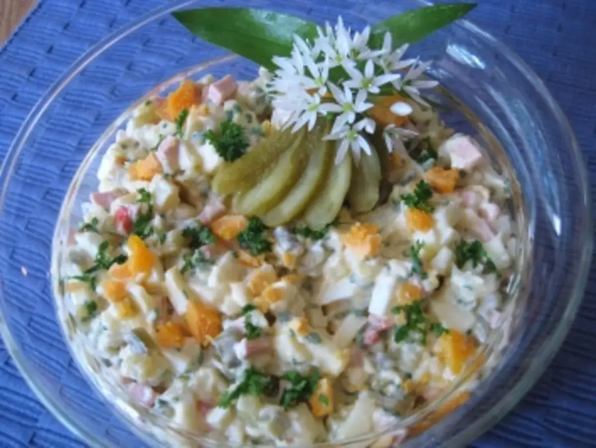 Ein bunter Kartoffelsalat mit Eiern, Schinken und Gewürzgurken, garniert mit frischer Petersilie und Bärlauchblüten. Perfekt für 7 tassen salat!