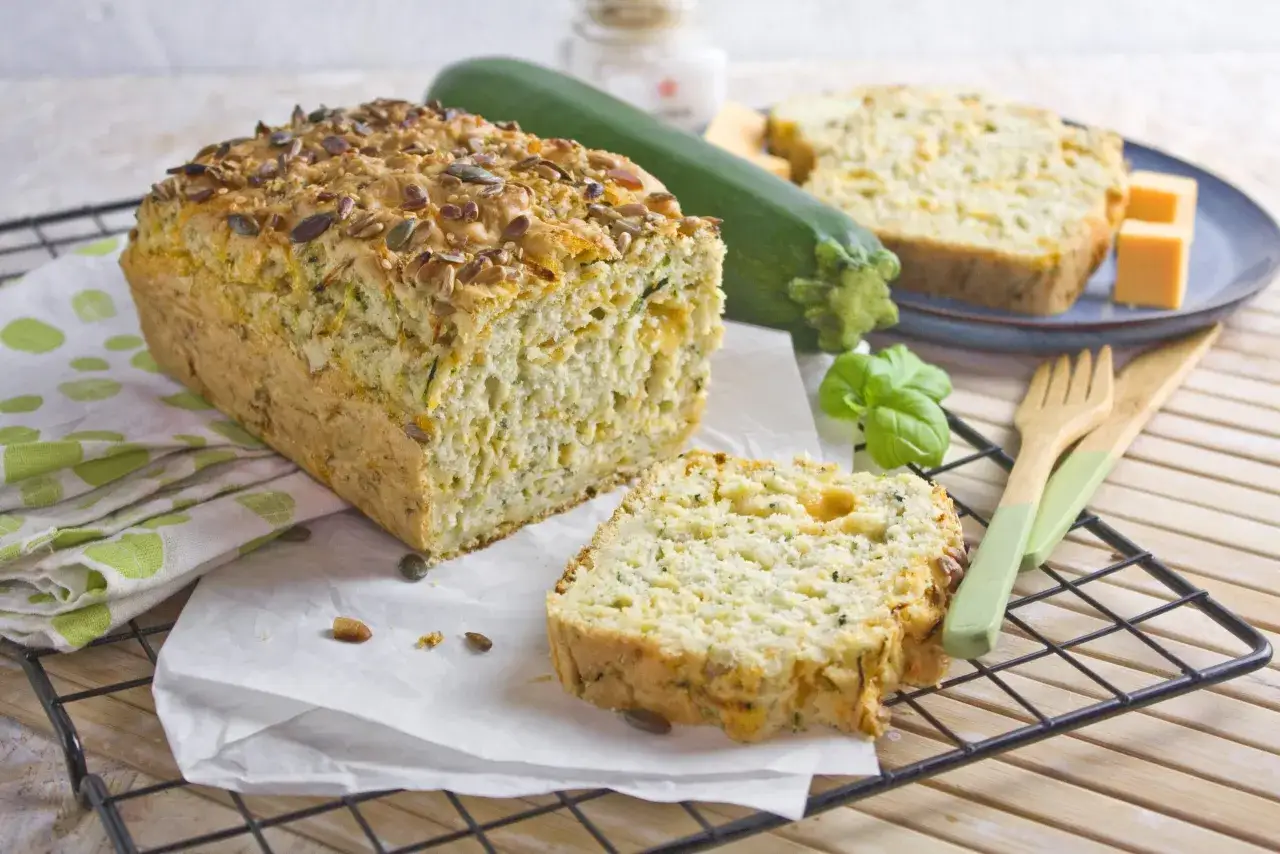 Herzhaftes Zucchinibrot mit Kernen, perfekt f&uuml;r leckere Rezepte mit Zucchini. Ein St&uuml;ck ist bereits angeschnitten.