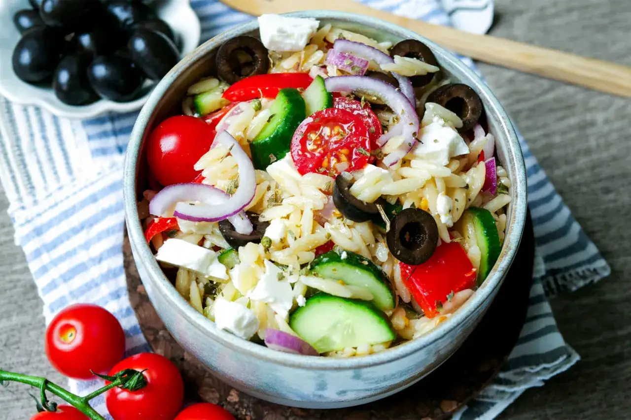 Bunter Kritharaki Salat mit Feta, Oliven, Tomaten und Gurke. Ein erfrischender Genuss!