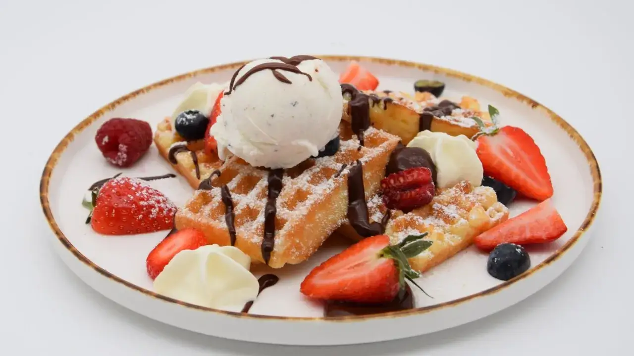 Waffeln mit Eis, Beeren und Schokosauce. Der Teig f&uuml;r die Waffeln wurde ohne Butter zubereitet.