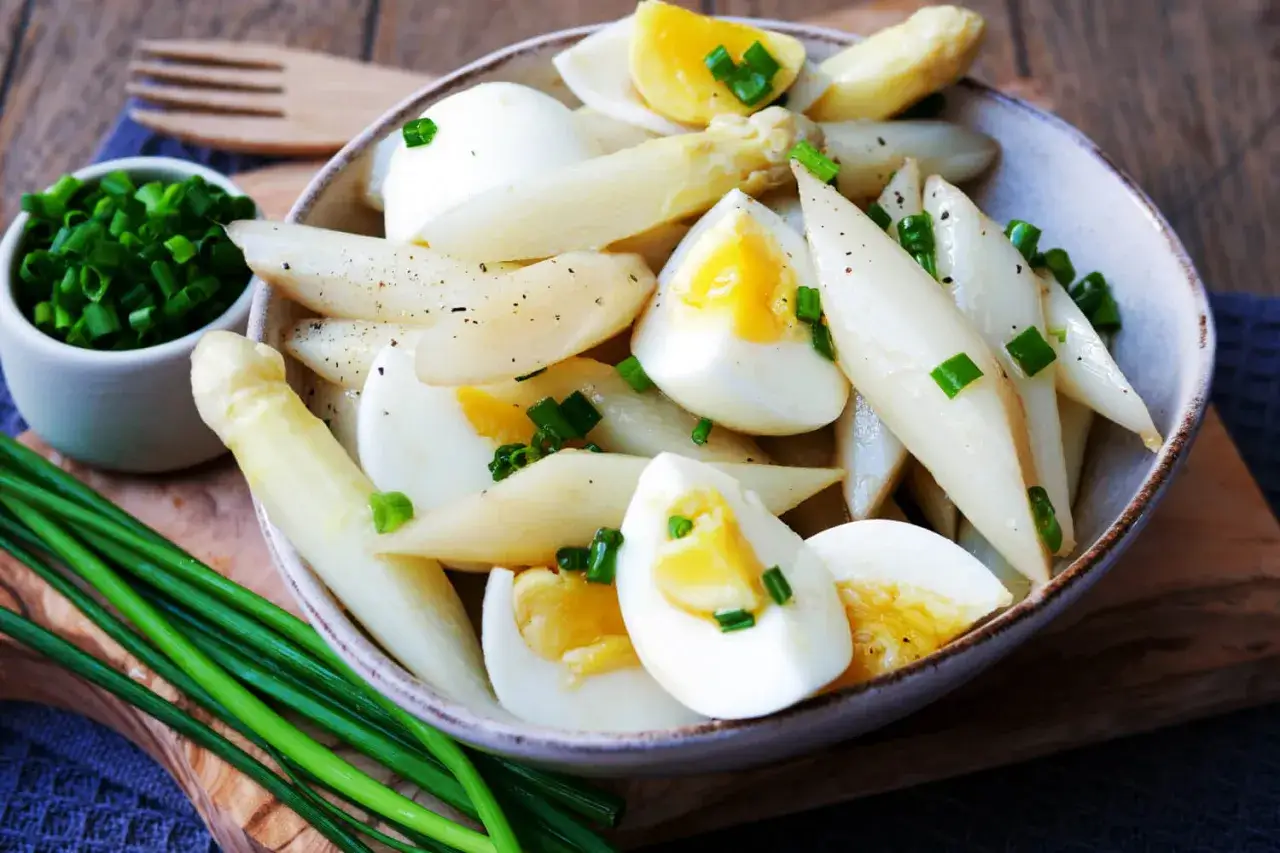 Omas Spargelsalat mit Ei und Schnittlauch, ein Klassiker, der immer schmeckt.