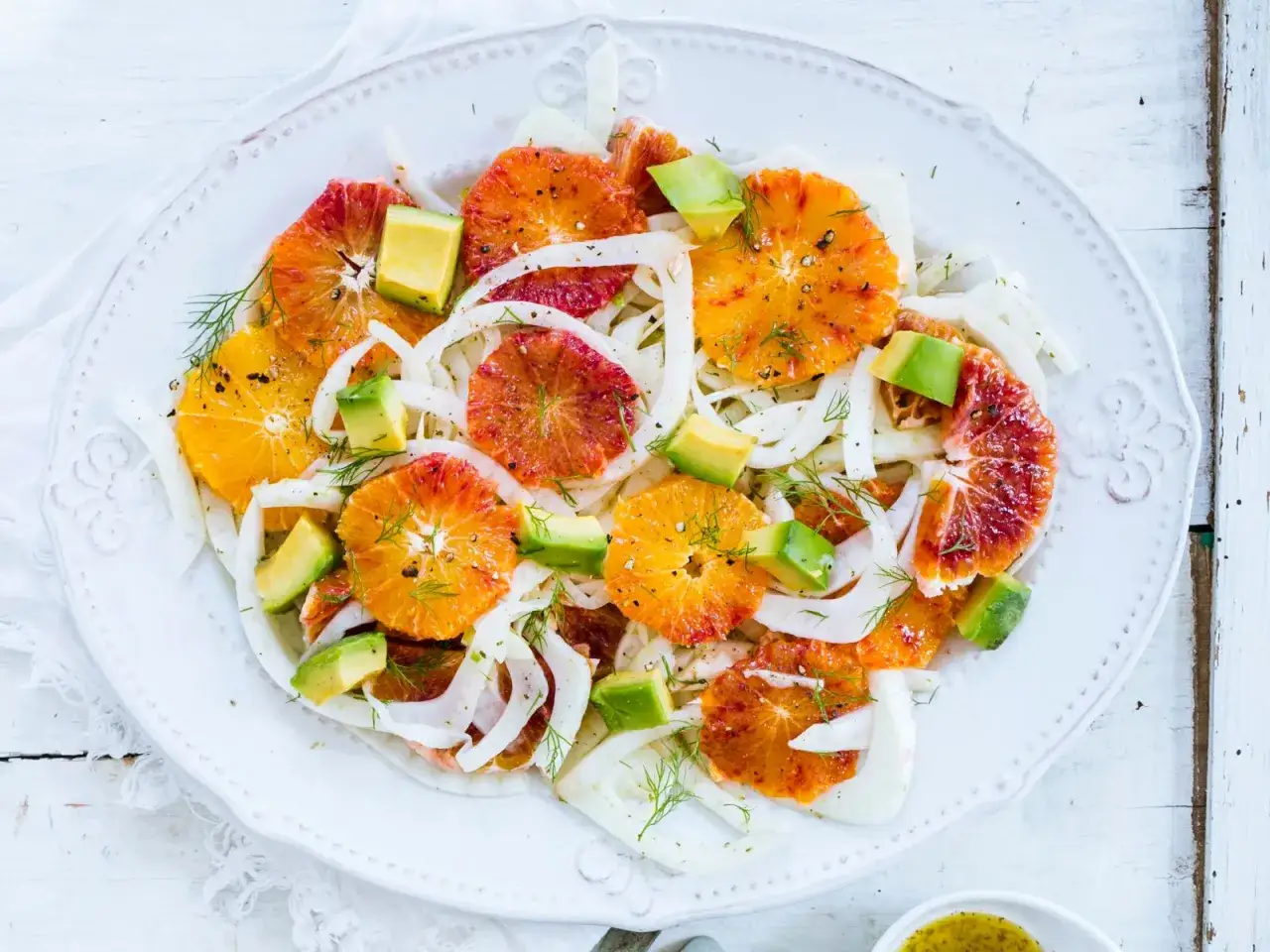Erfrischender Fenchelsalat mit saftigen Orangen, cremigem Avocado und Dill. Ein leichter Genuss.