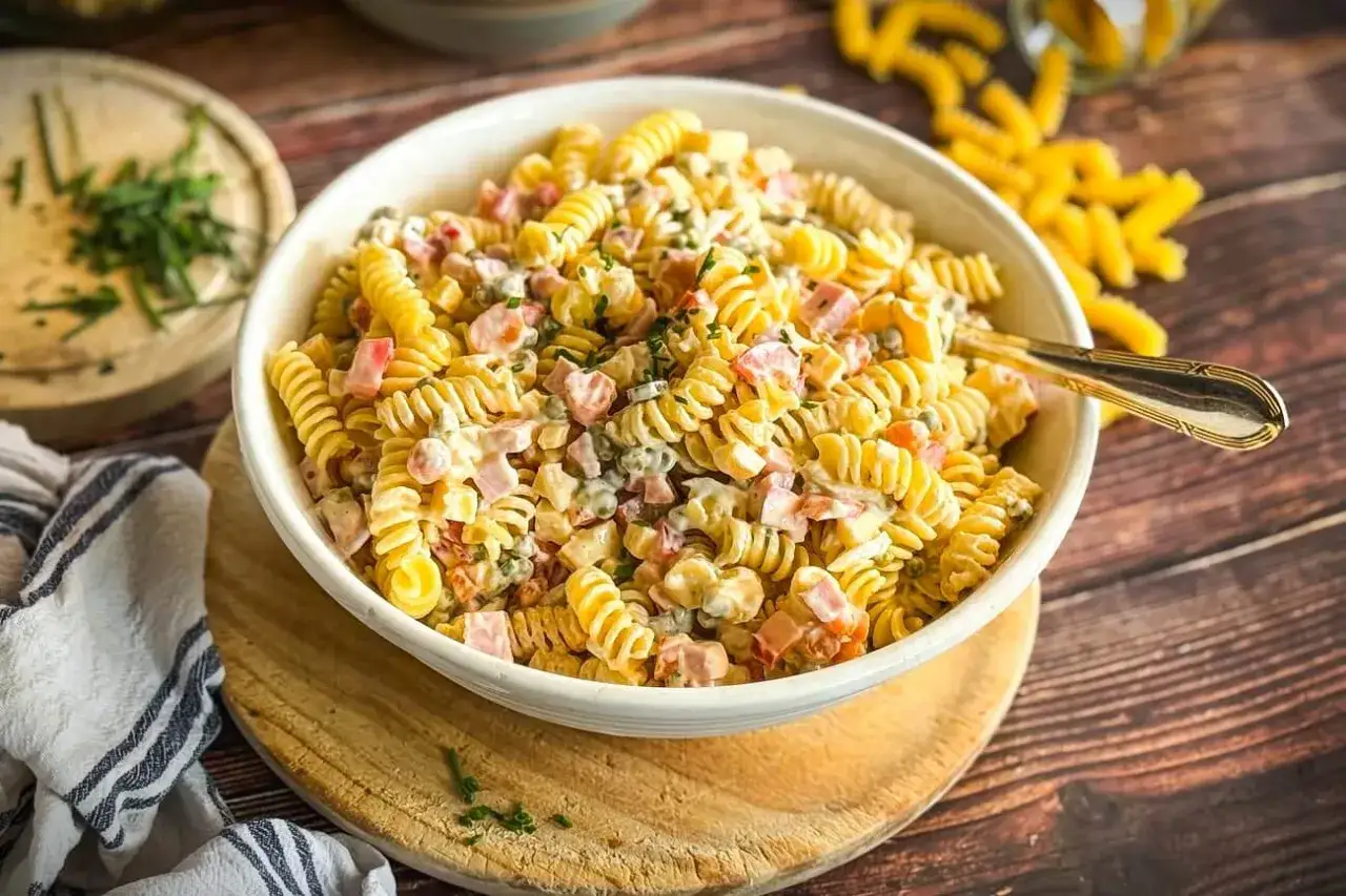Cremiger Nudelsalat mit Schinken und Erbsen, perfekt f&uuml;r das n&auml;chste Grillen.