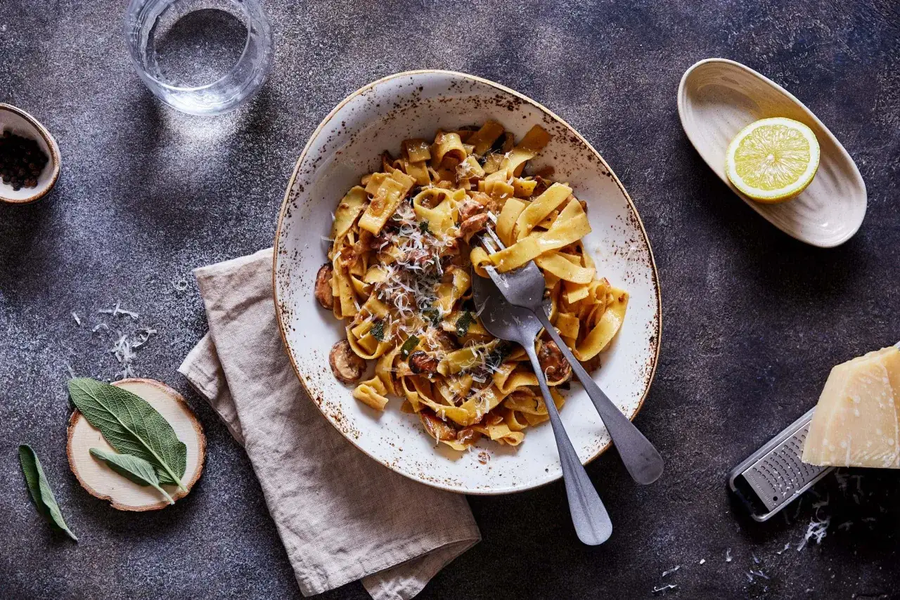 Herzhafte Pasta mit Pilzen und Salbei, garniert mit Parmesan. Ein k&ouml;stliches Gericht, das Lust auf mehr Salbei Rezepte macht.