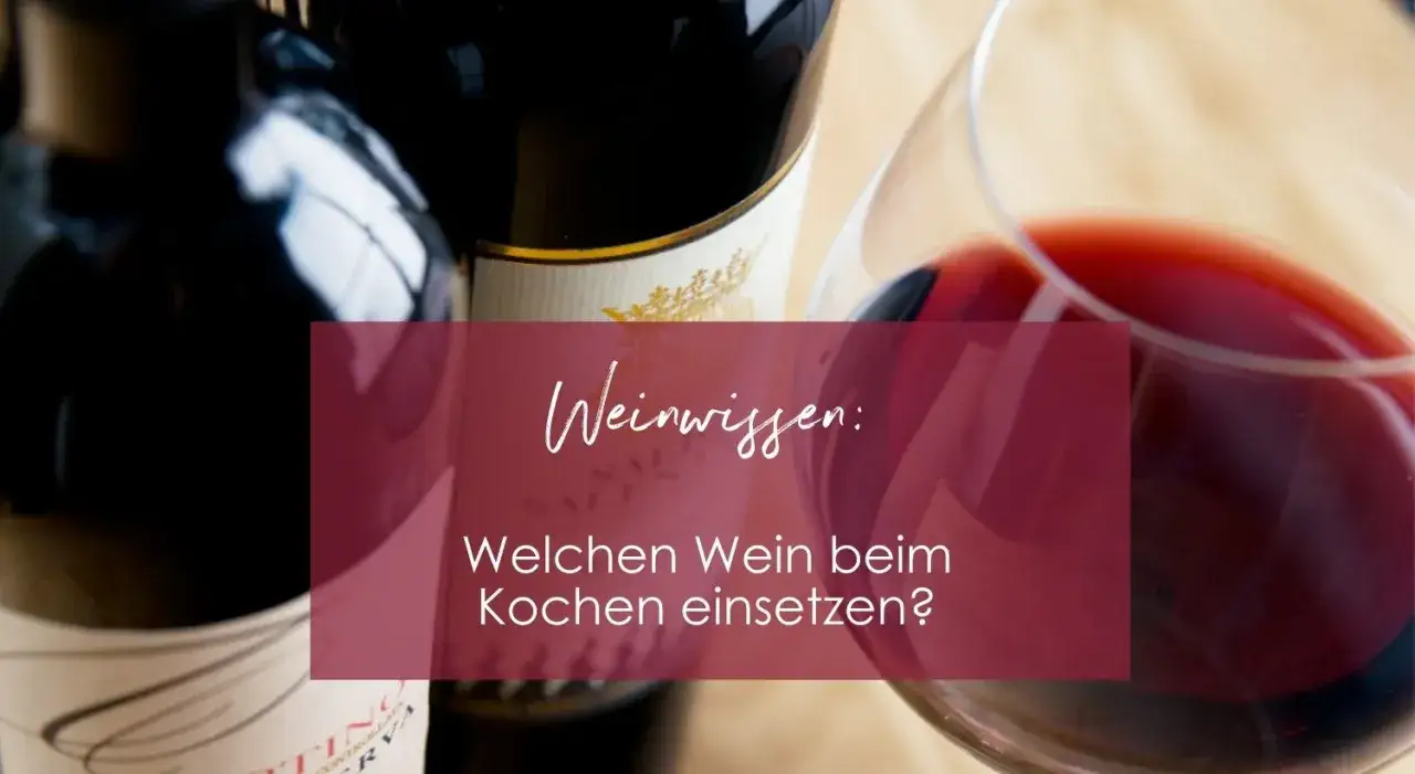 Weinwissen: Welchen Wein beim Kochen einsetzen? Flaschen und ein Glas Rotwein im Fokus.