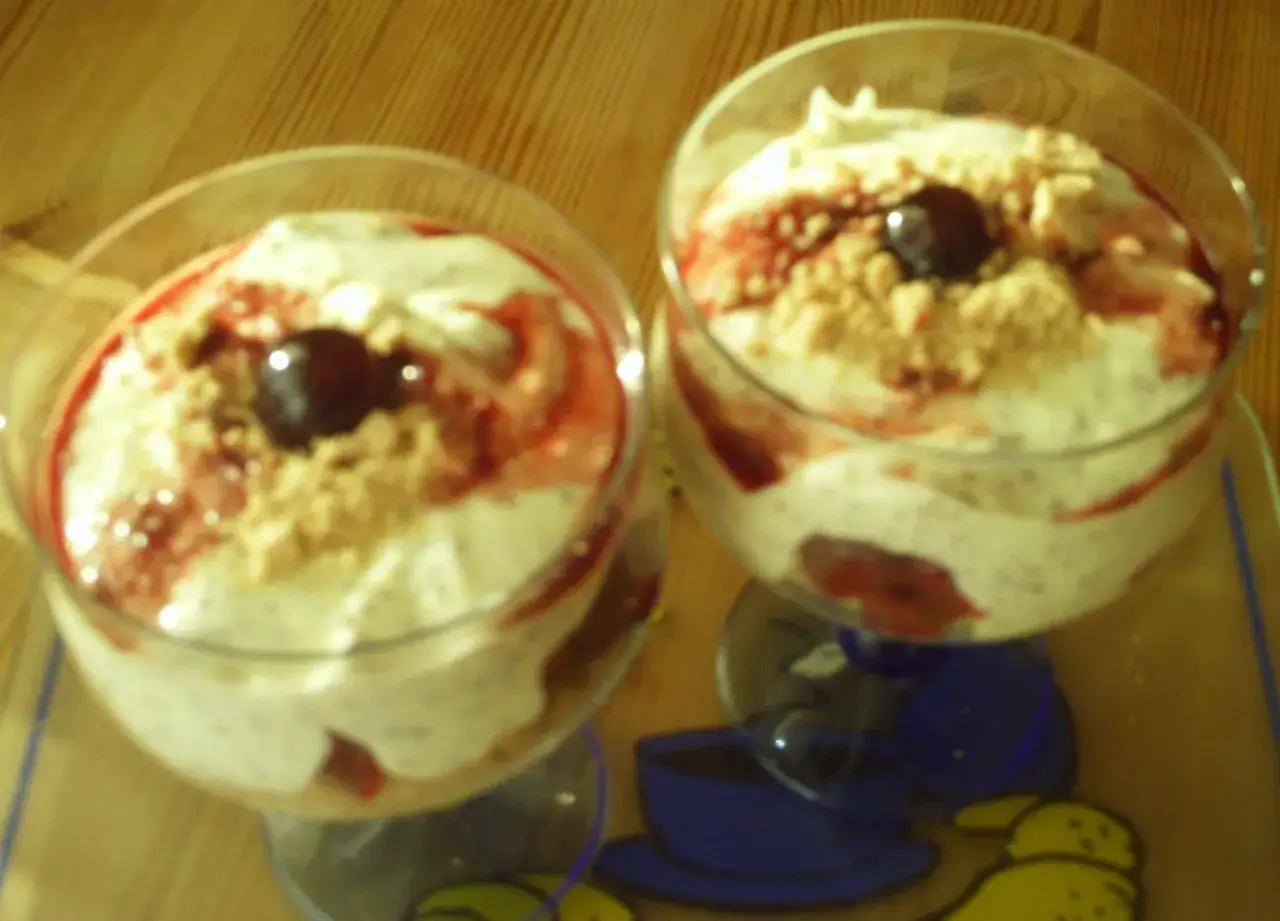 Zwei Gl&auml;ser mit einem schnellen Dessert mit Kirschen, Sahne und Keksbr&ouml;seln. Perfekt f&uuml;r den s&uuml;&szlig;en Hunger zwischendurch.