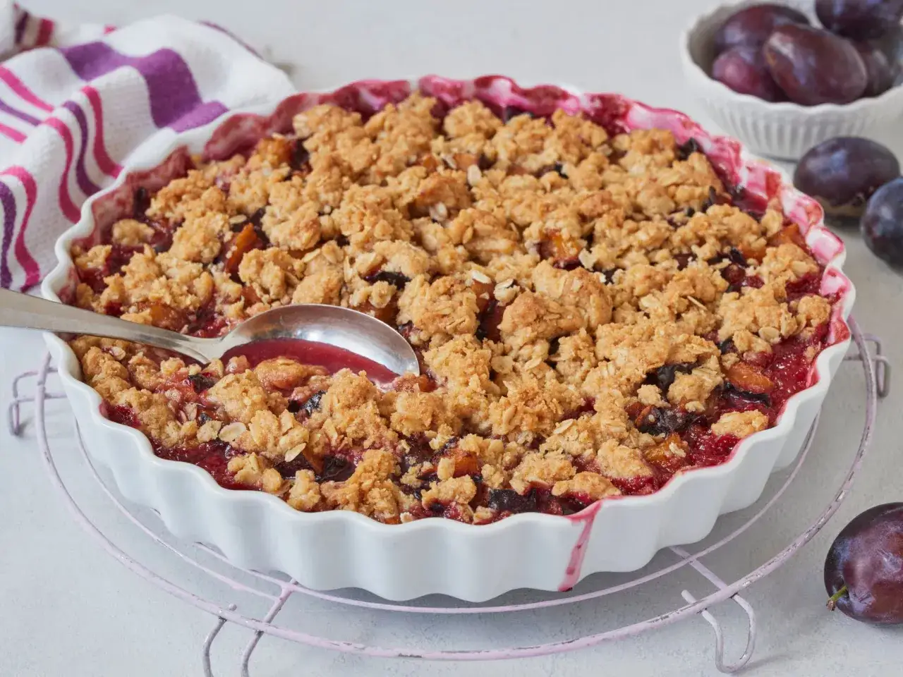 Ein köstlicher Zwetschgen Crumble mit Haferflocken, frisch aus dem Ofen. Saftige Zwetschgen unter einer knusprigen Streuseldecke.
