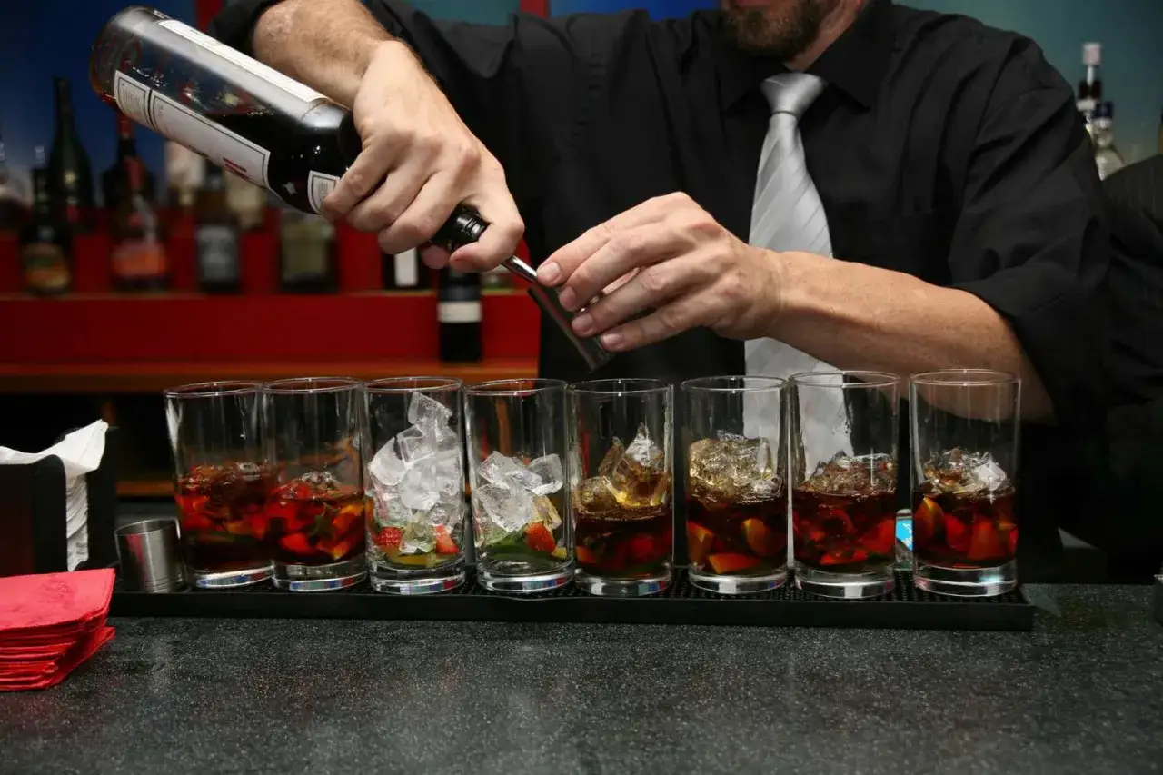 Barkeeper bereitet Cocktails zu. Die Bedeutung eines guten Cocktails liegt in der perfekten Mischung.