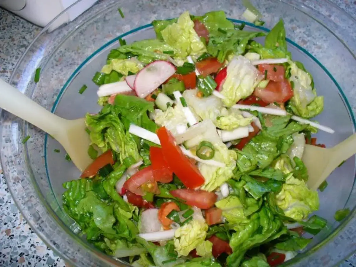 Frischer Salat mit knackigem Kopfsalat, Tomaten, Radieschen und Fr&uuml;hlingszwiebeln. Perfekt f&uuml;r herzhafte Salate!