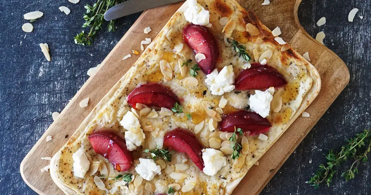 Herzhafte Flammkuchen-Rezepte mit pflaumen, Ziegenk&auml;se, Mandeln und Honig. Ein Genuss f&uuml;r den Gaumen!