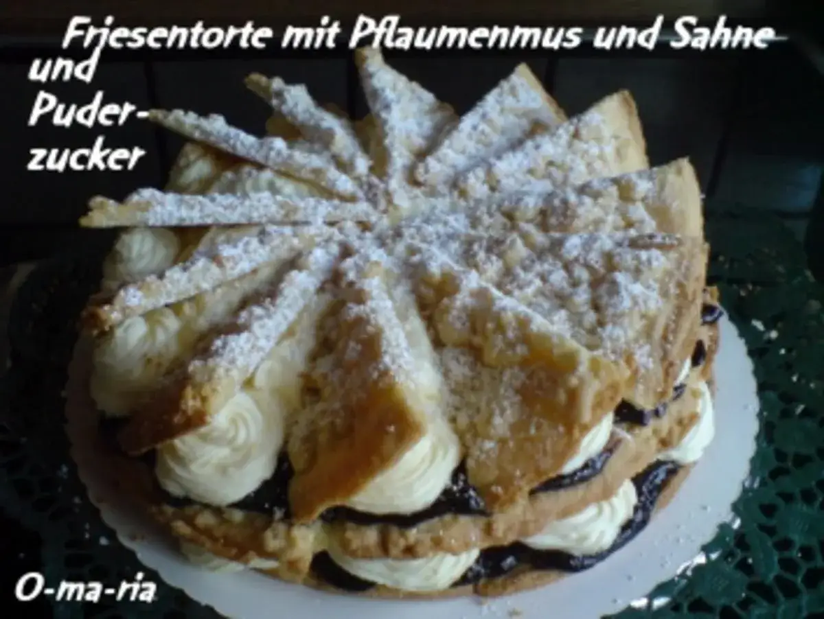 Friesentorte mit Pflaumenmus und Sahne, bestäubt mit Puderzucker. Ein köstliches Friesentorte Rezept von O-ma-ria.