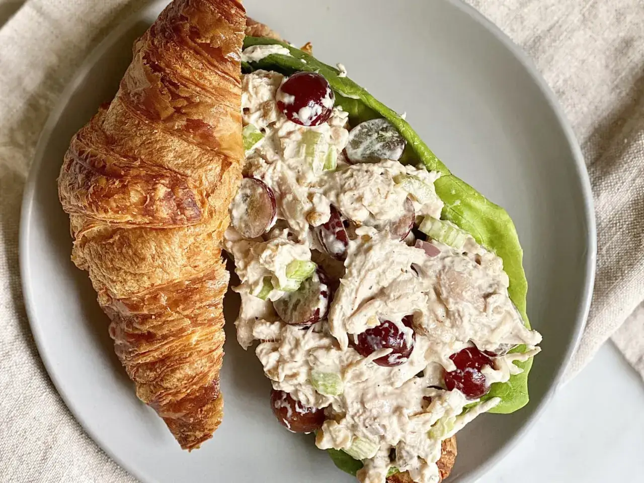 Croissant mit H&uuml;hnchensalat und Weintrauben. Vorsicht bei Histaminintoleranz, da Weintrauben Histamin enthalten k&ouml;nnen.