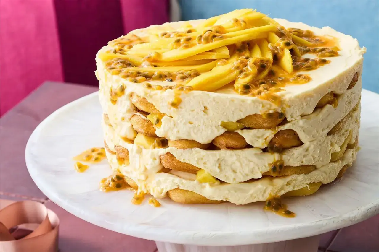 Ein k&ouml;stlicher Solero Tiramisu Kuchen mit Mango und Maracuja, geschichtet mit L&ouml;ffelbiskuits und cremiger Mascarpone.