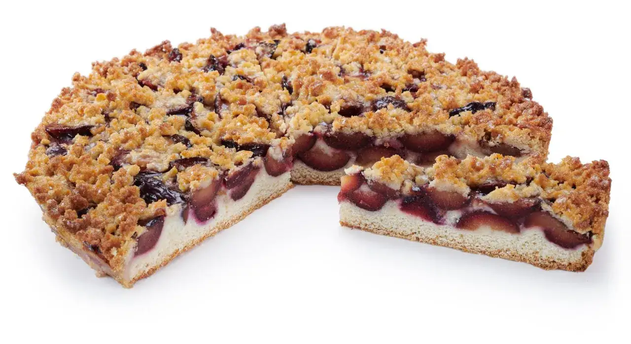 Saftiger Zwetschgenkuchen mit Streuseln, wie ihn Landfrauen backen. Ein Klassiker unter den Landfrauen Kuchen Rezepten.