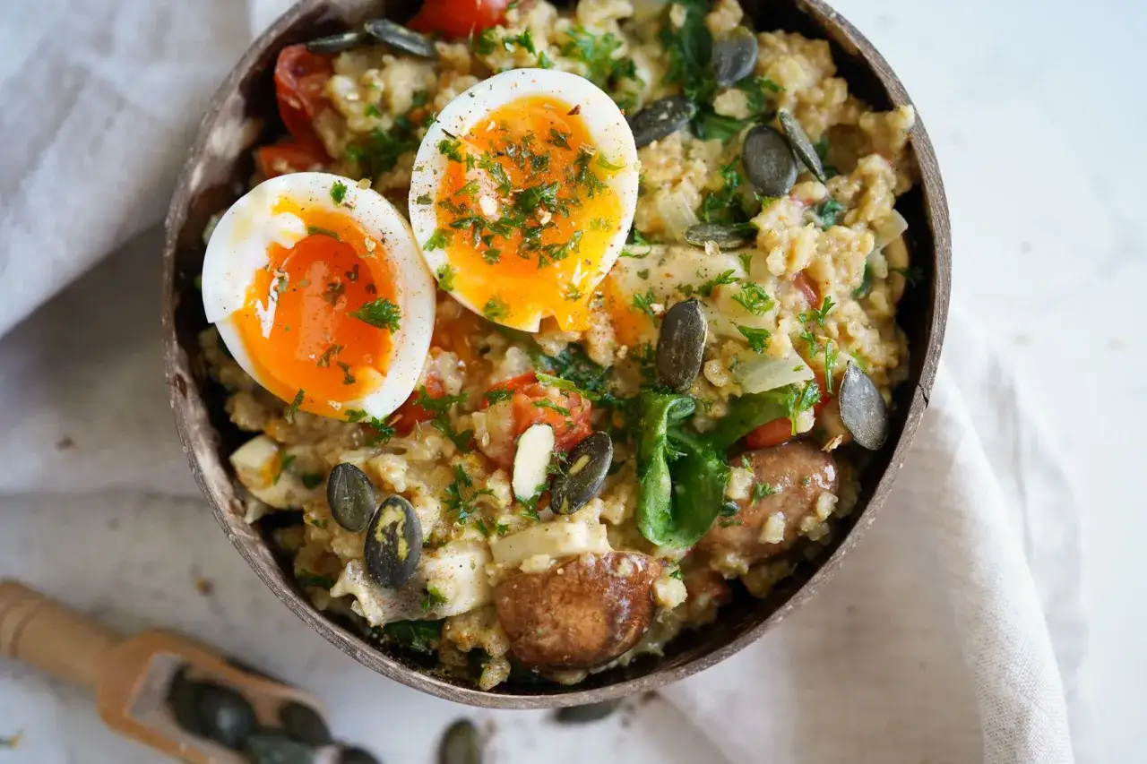 Herzhaftes Haferflocken Rezept mit weichem Ei, K&uuml;rbiskernen und frischen Kr&auml;utern. Ein gesundes Fr&uuml;hst&uuml;ck!