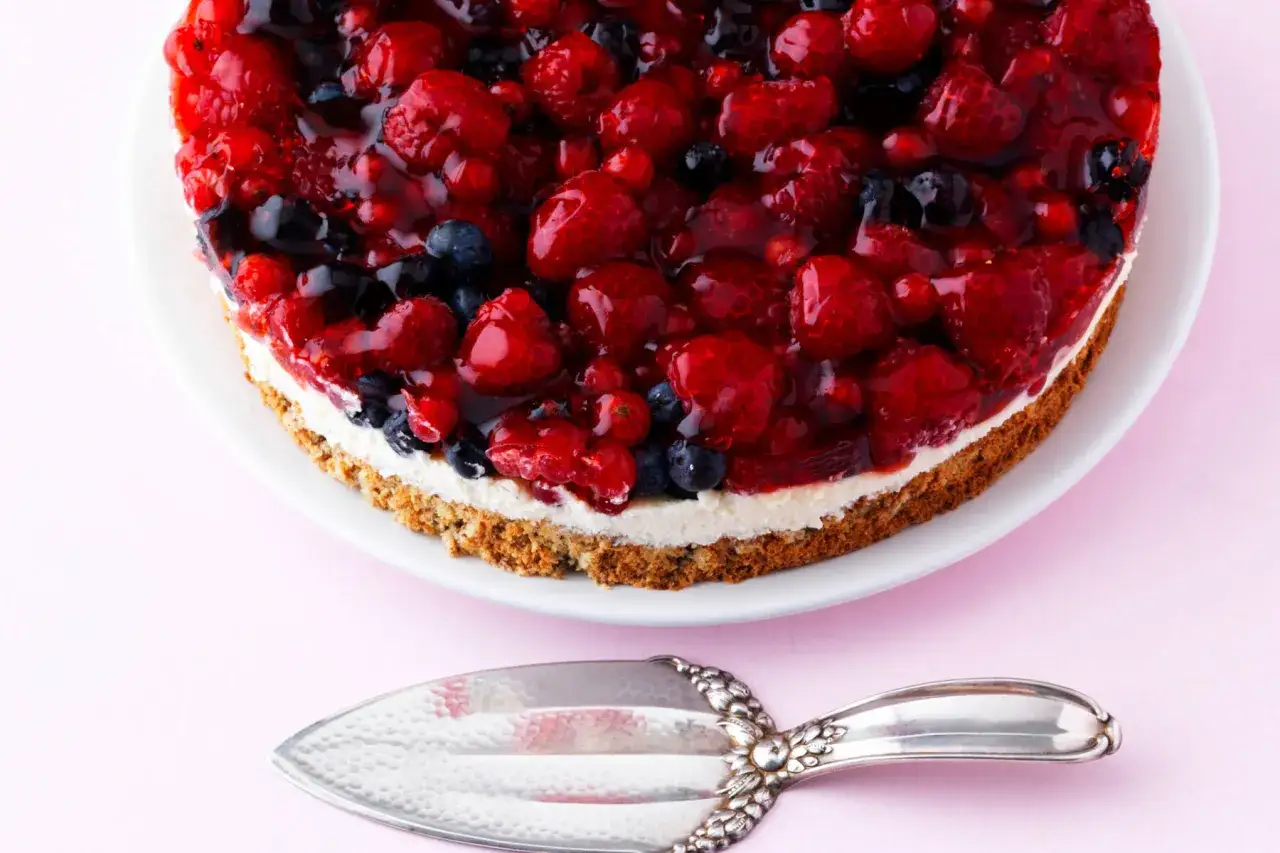 Eine einfache Torte mit frischen Beeren und Tortenguss, bereit zum Servieren.
