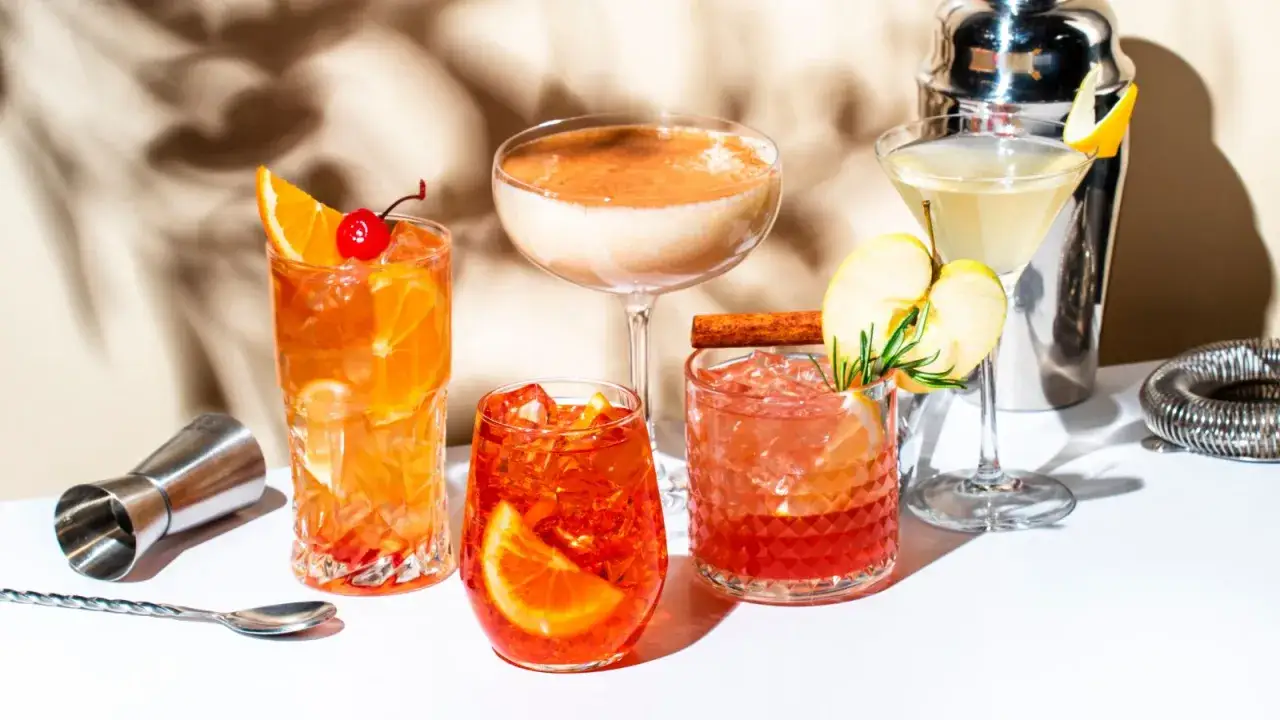 Erfrischende longdrink rezepte mit Fr&uuml;chten und Gew&uuml;rzen, bereit zum Genie&szlig;en.