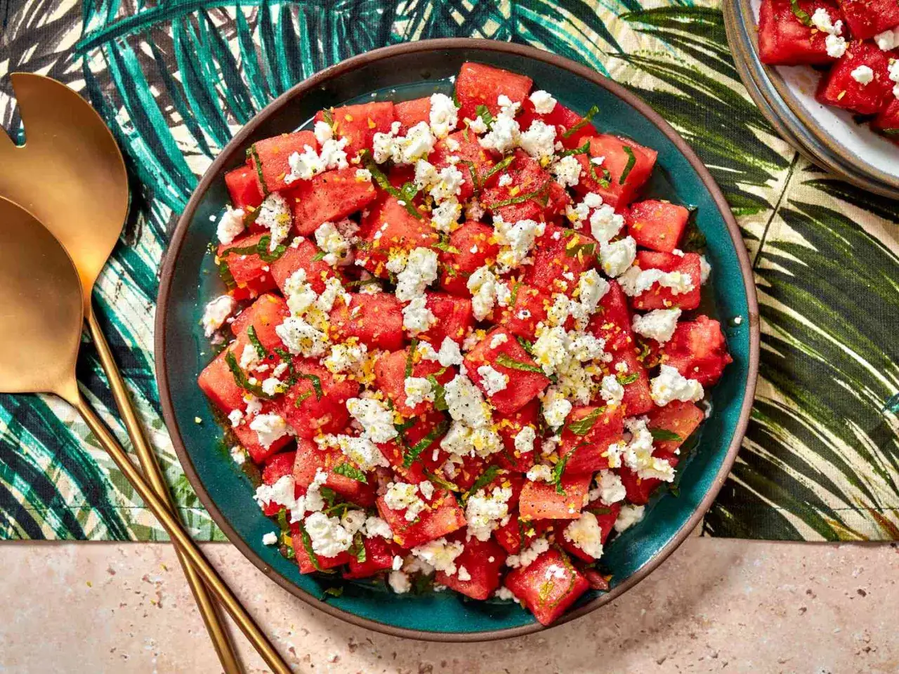 Erfrischender Melone Feta Salat mit Minze und Zitrone, garniert mit schwarzem Pfeffer. Perfekt f&uuml;r hei&szlig;e Tage!