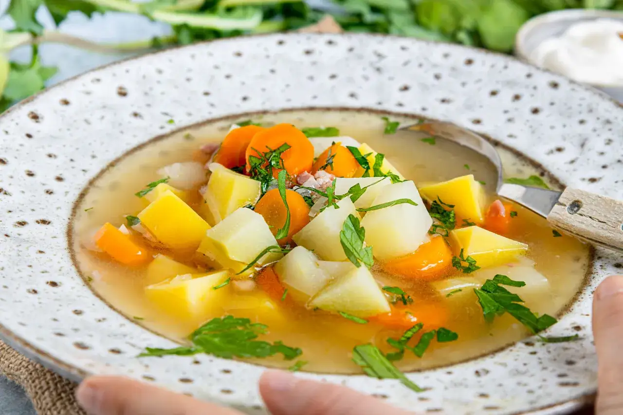 Herzhafter Kohlrabi-Eintopf mit Kartoffeln und Karotten, garniert mit frischer Petersilie.
