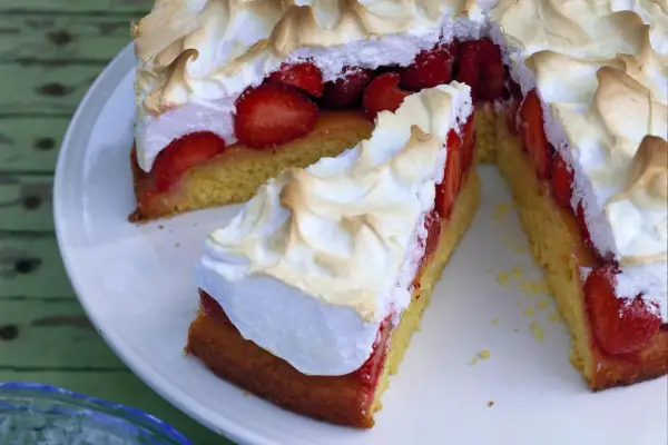 Saftige Erdbeeren unter luftiger Baiserhaube auf einem lockeren Boden. Diese Baiser Torte ist ein Genuss!