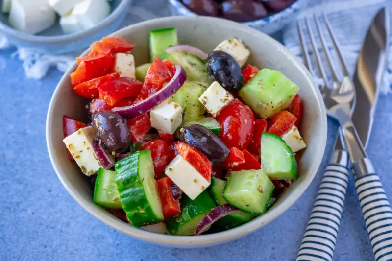 Frischer Salat mit Tomaten, Gurken, Feta und Oliven – perfekt als leichtes salat zum grillen rezept.