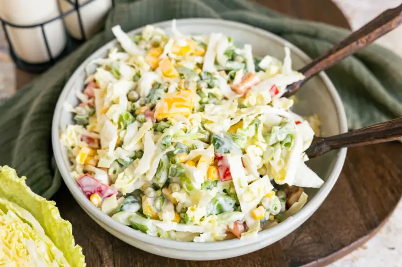 Frischer Krautsalat mit Erbsen, Mais und Paprika, perfekt als salate zum vorbereiten am vortag.