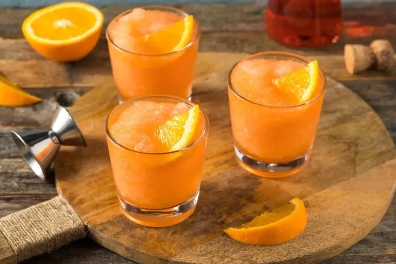 Erfrischender, gefrorener Aperol mit Orangenspalten, bereit für einen heißen Sommertag.